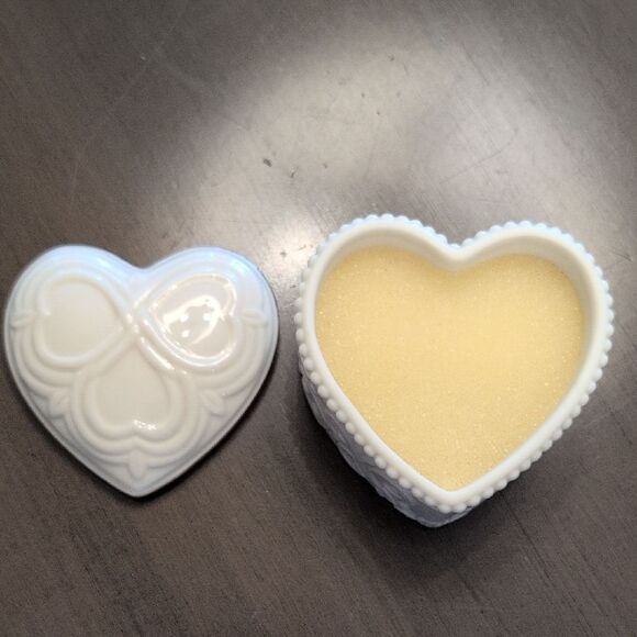 Lenox Heart-Shaped Cream Porcelain Trinket Box 24K Gold Trim - Picture 7 of 9